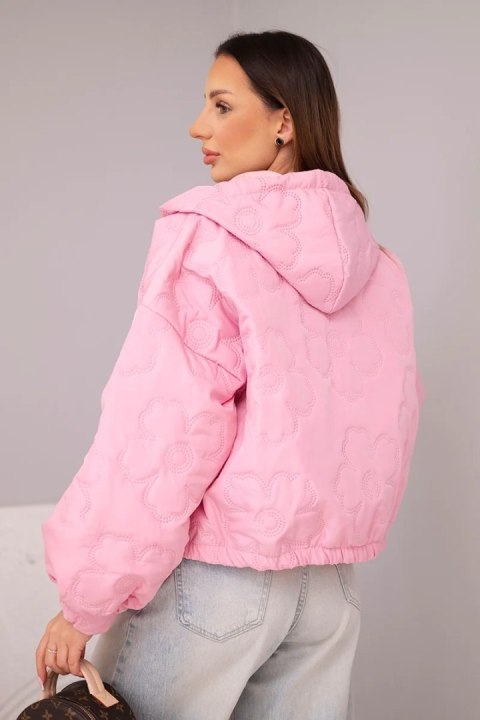 Kurtka damska pikowana z kapturem i ozdobnym tłoczeniem kwiatowym jasno różowa