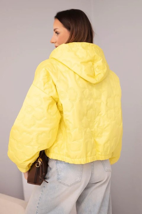 Kurtka damska pikowana z kapturem i ozdobnym tłoczeniem kwiatowym żółta