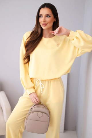 Komplet damski masełko bluza z broszką i spodnie z prostą nogawką ciemny żółty