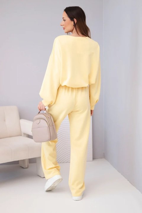 Komplet damski masełko bluza z broszką i spodnie z prostą nogawką ciemny żółty