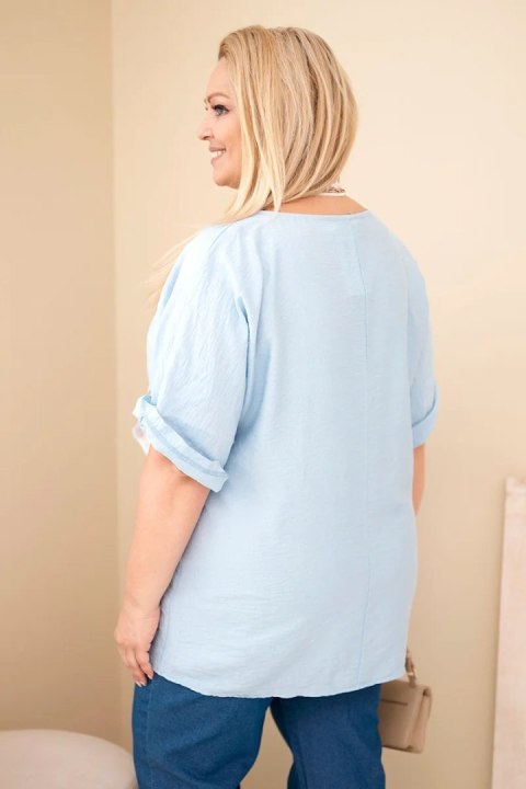 Bluzka damska wiskozowa Plus Size z krótkim rękawem i ozdobną apaszką niebieska