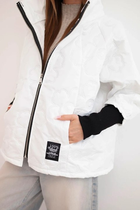 Kurtka damska wiosenna pikowana z ozdobnym tłoczeniem i zamkiem biała