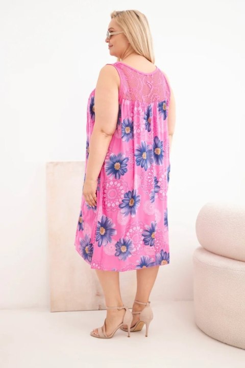Sukienka damska Plus Size wiskozowa w kwiaty z koronkowym dekoltem różowa