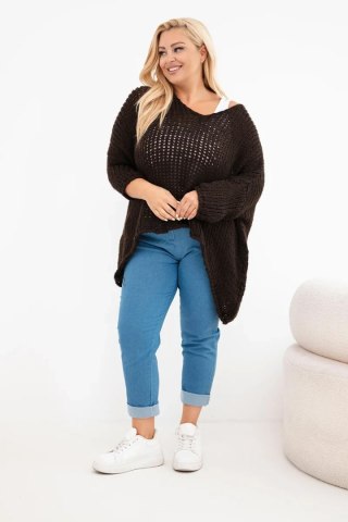 Sweter damski ażurowy oversize z dekoltem V i dłuższym tyłem brązowy